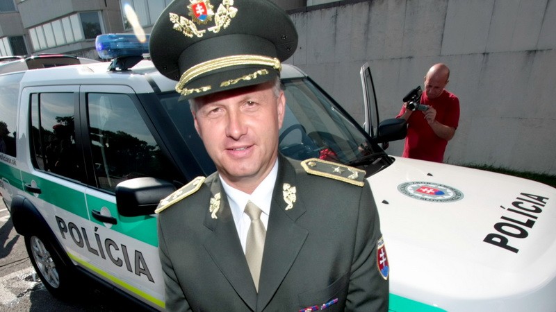 Jankovič Stanislav_policajný exviceprezident_za ním policajné auto